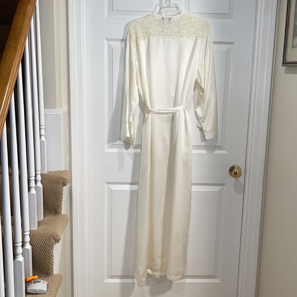Robe, Valentino, ivory satin (poly) with lace. - Picture 5 of 11